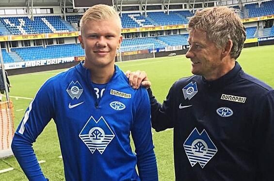 互致问候，U17世界杯期间日本队与墨西哥队在酒店相互列队致意