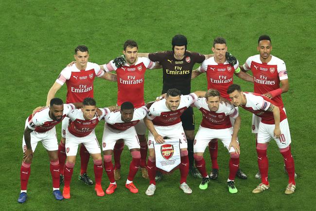 梅西捧起美职联冠军奖杯时，站在一旁的穆勒露出了最真挚的笑容